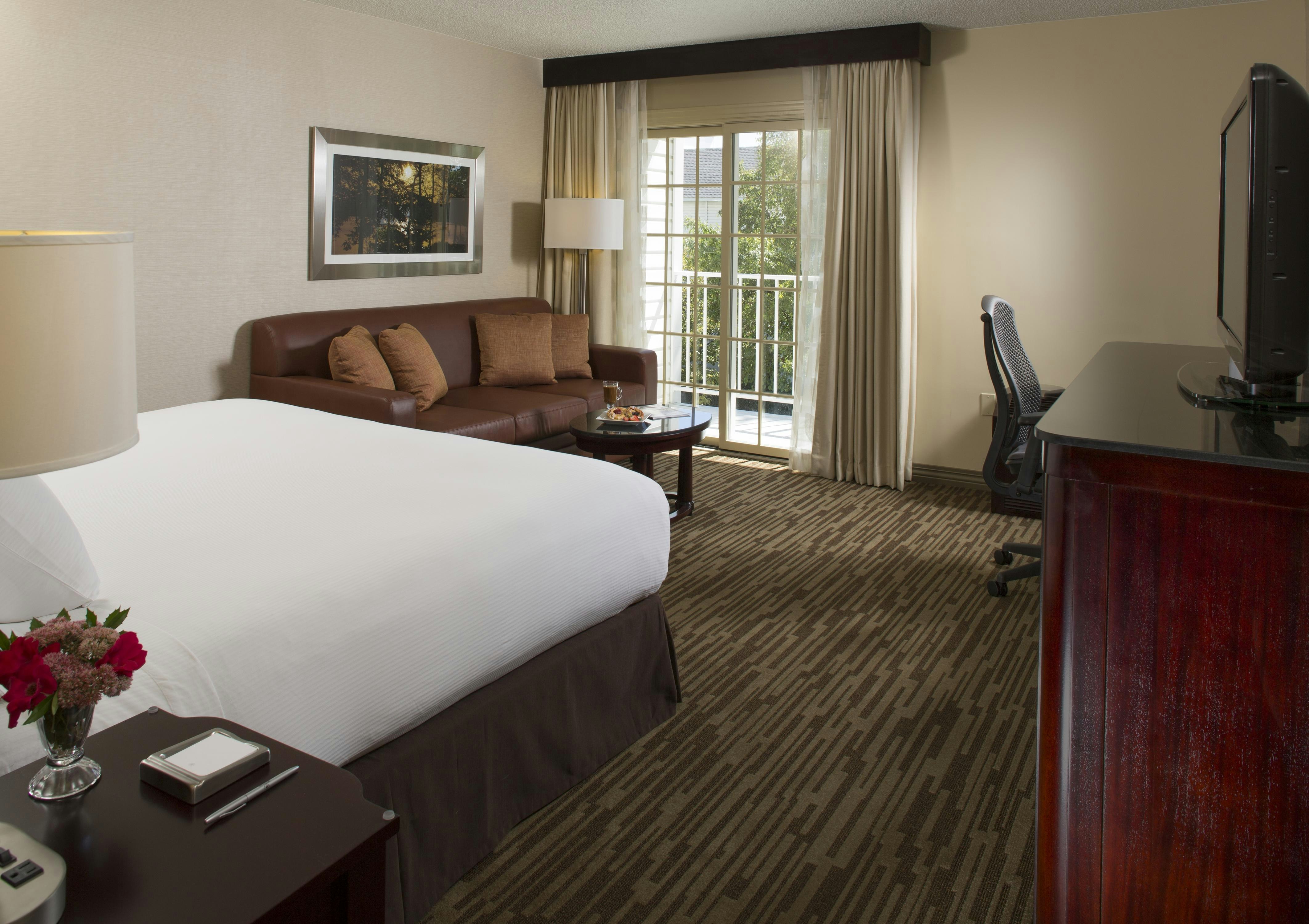 ROOM, KING BED, BALCONY