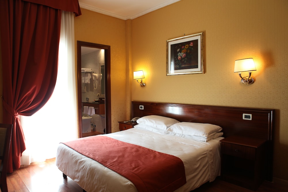 STANDARD, DOUBLE OR TWIN BED, BALCONY