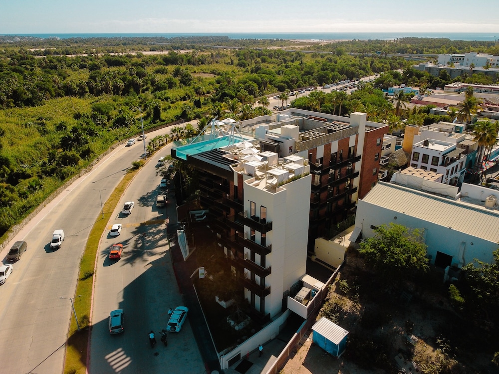 Flamboyan Hotel and Residences 52/60