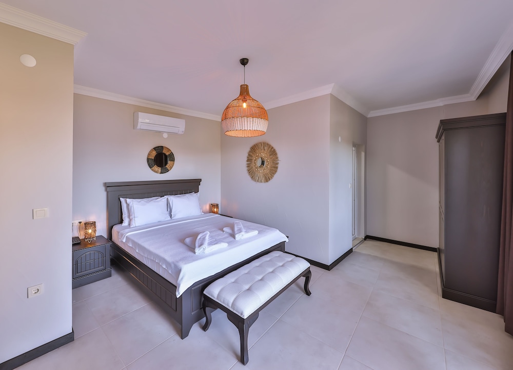 Hill House - Adults Only 2/50