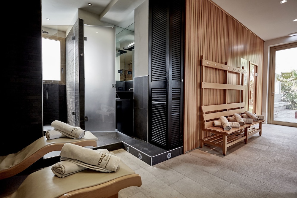 Rouge Hotel International 32/50