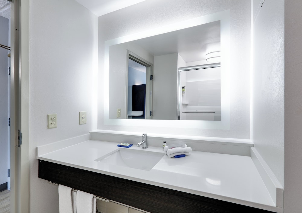 Holiday Inn Express Suites Dublin 33/34