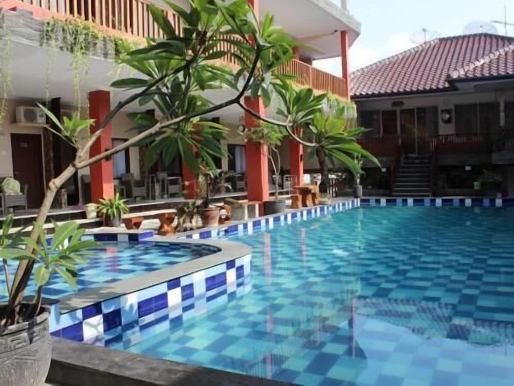 Holiday Beach Inn 14/15