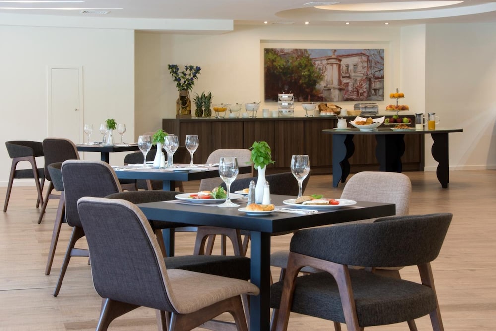 Athens Avenue Hotel 37/41
