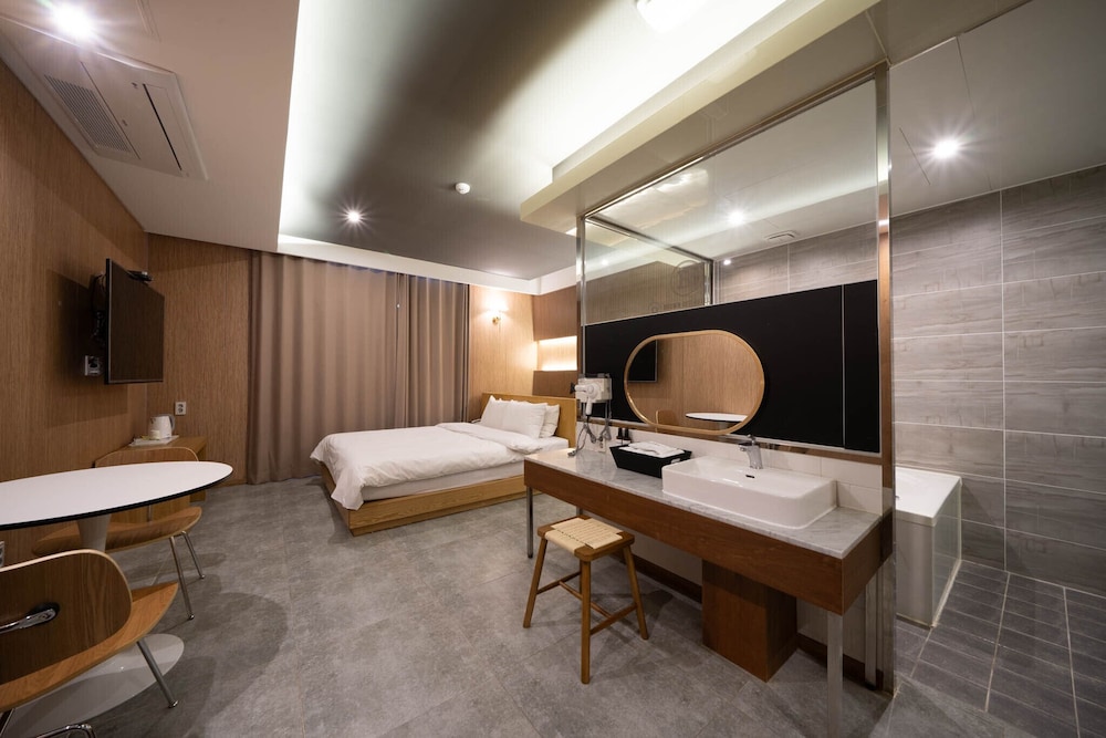 Brown-Dot Hotel Daegu Hyukshin Doshi 30/50
