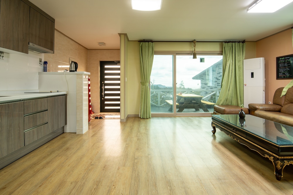 Lionhill Pension 12/26