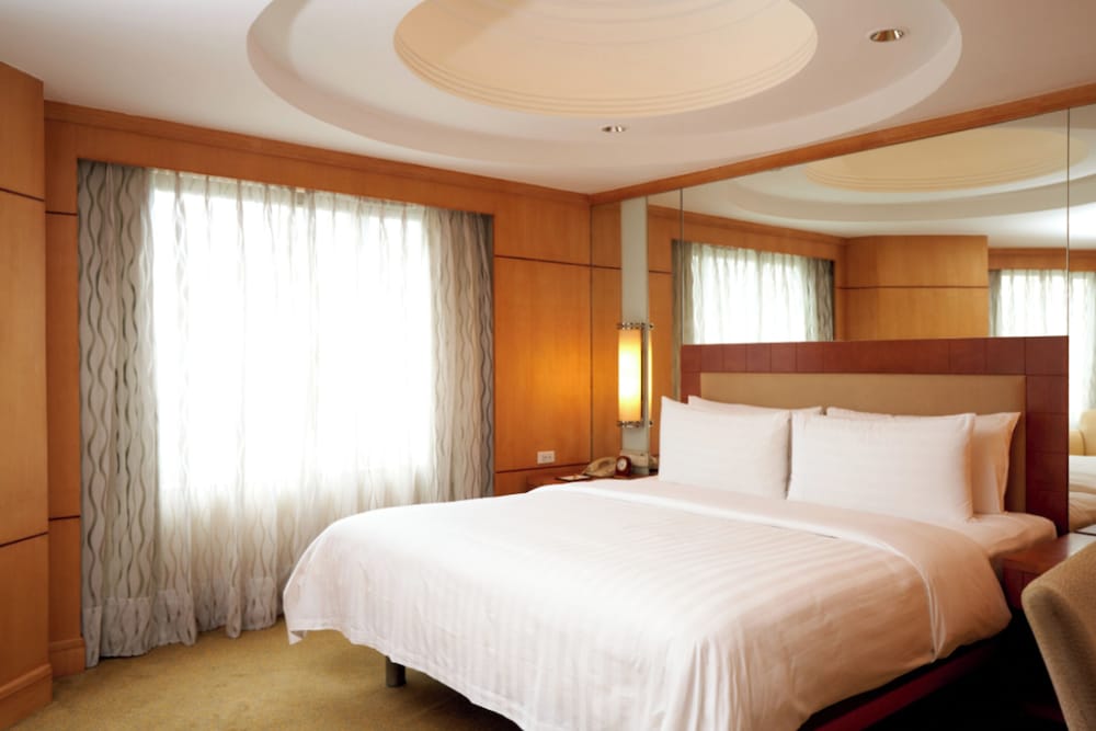 Makati Shangri-La 11/50