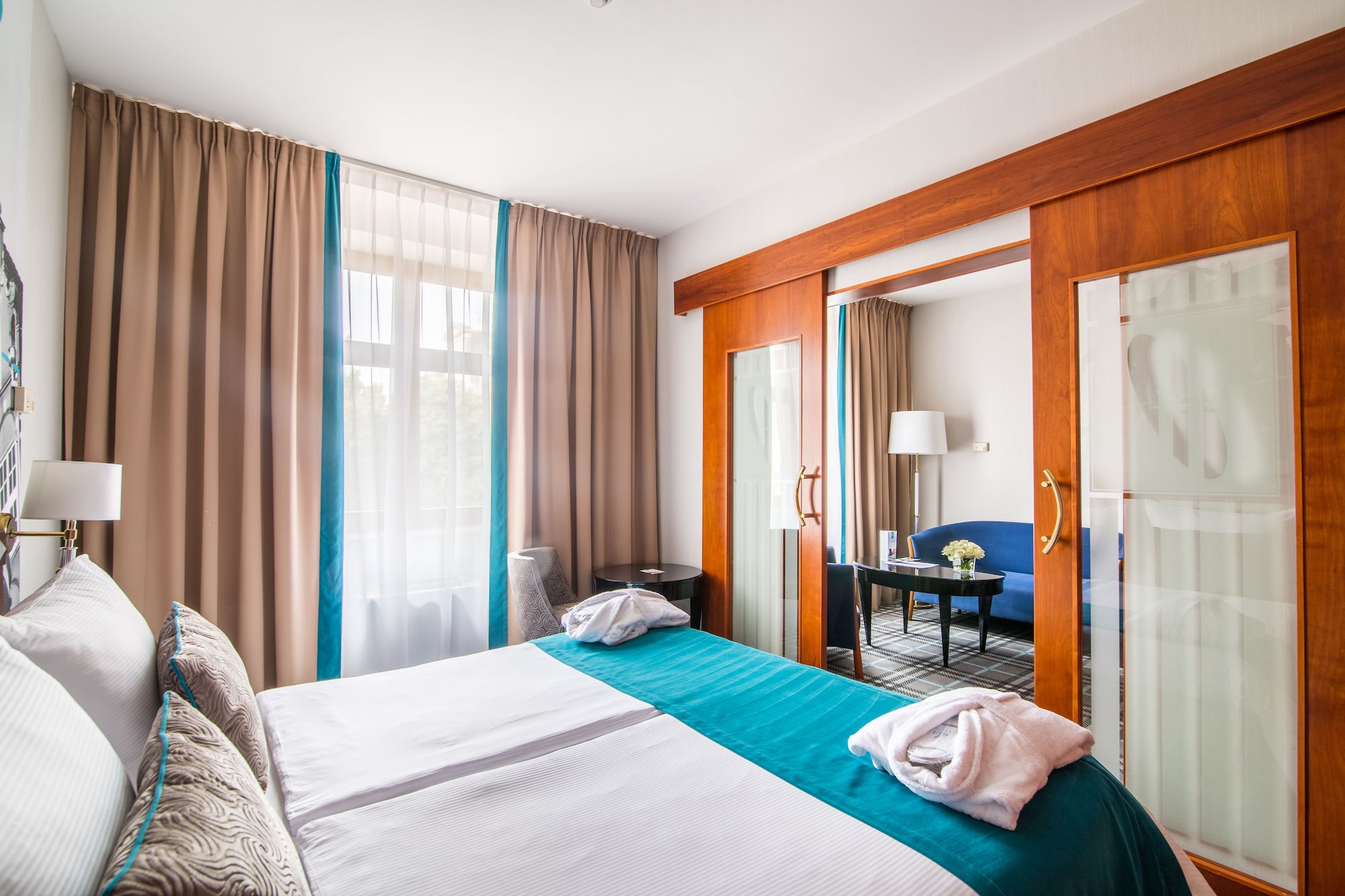 JUNIOR SUITE, KING BED