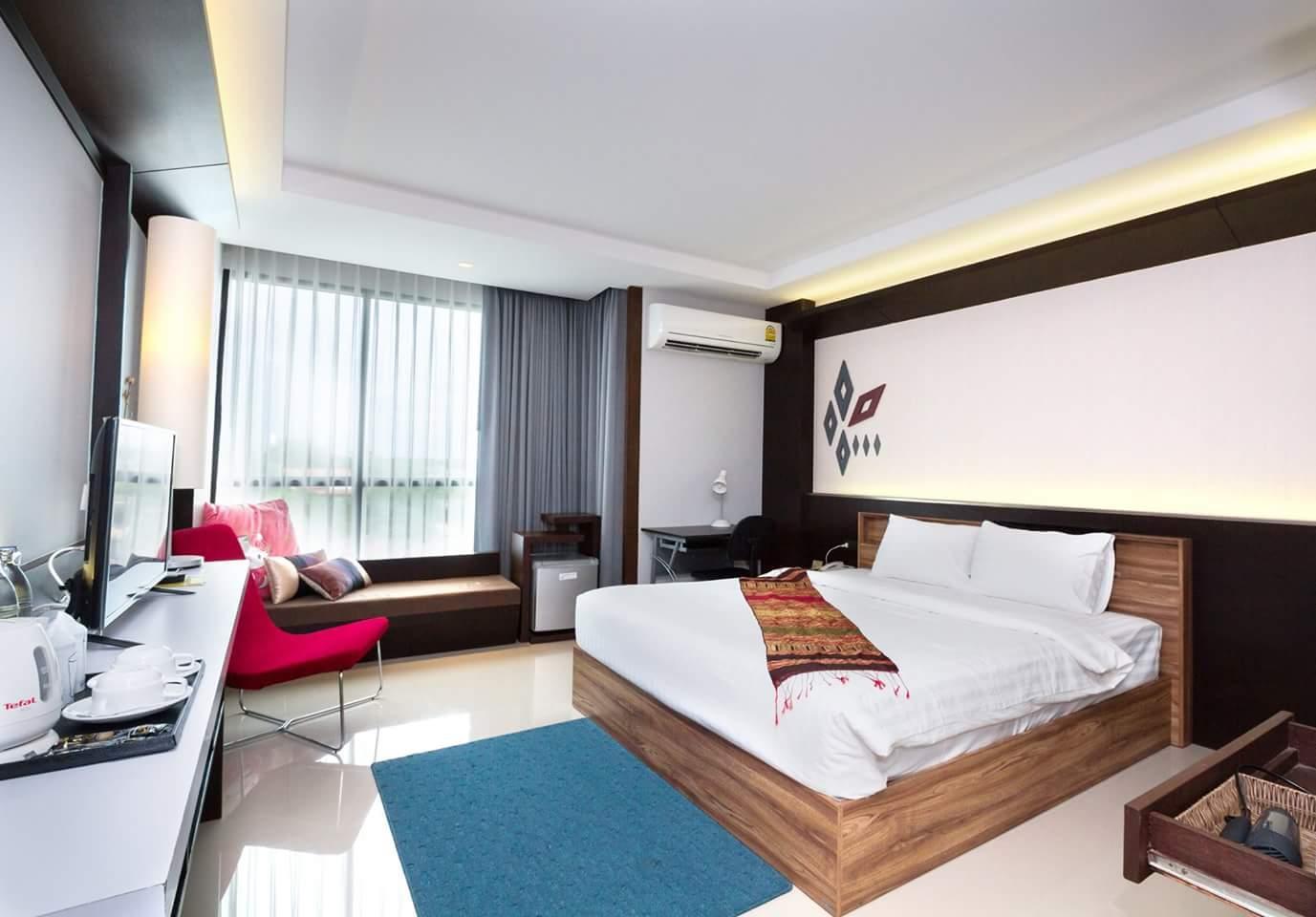 Plus, Deluxe, King Bed, Pool View