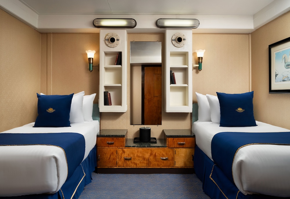 DELUXE, TWIN BEDS, PORT SIDE