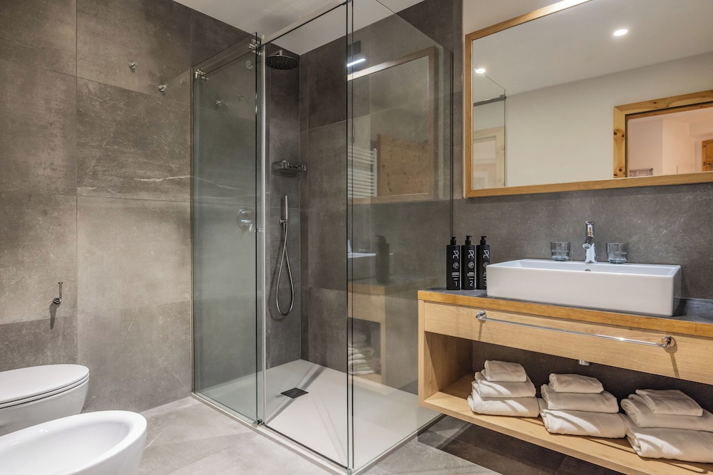 Alpine, Roof, Suite, King and Twin Beds، Hotel Palace Ravelli 3/3