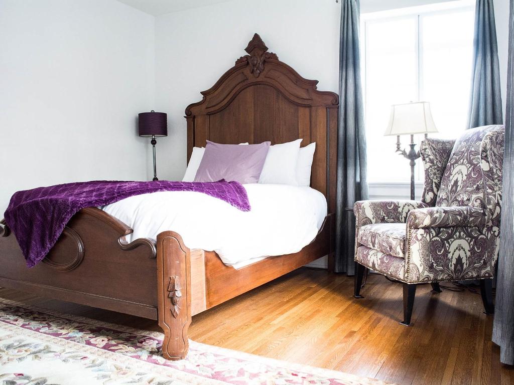 Wilson, Suite, Courtyard View, Bathtub