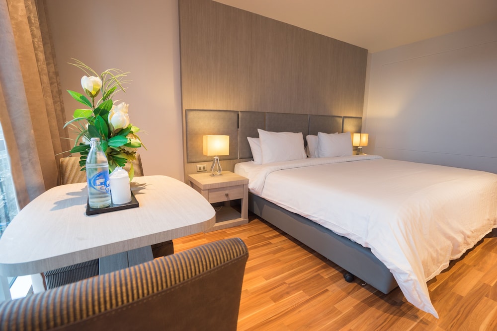 New Season Square Hotel 19/39