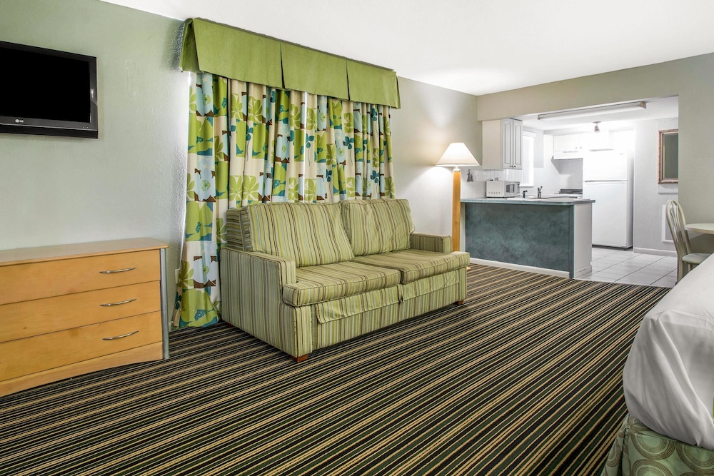 Rodeway Inn & Suites Winter Haven Chain of Lakes 27/35