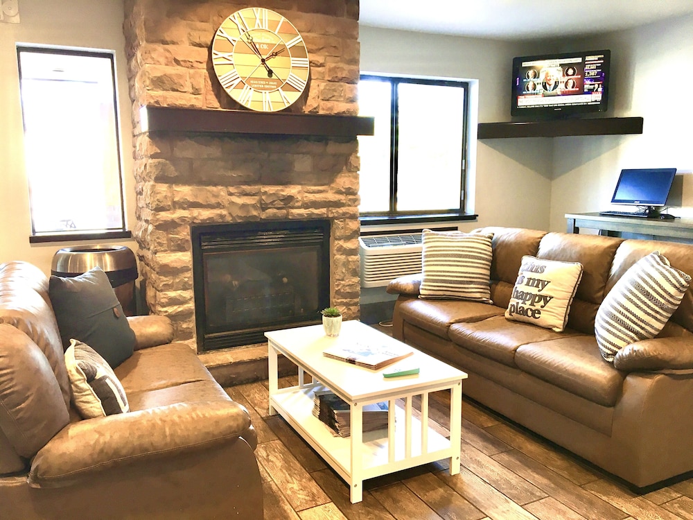 Days Inn Suites By Wyndham Traverse City 29/50
