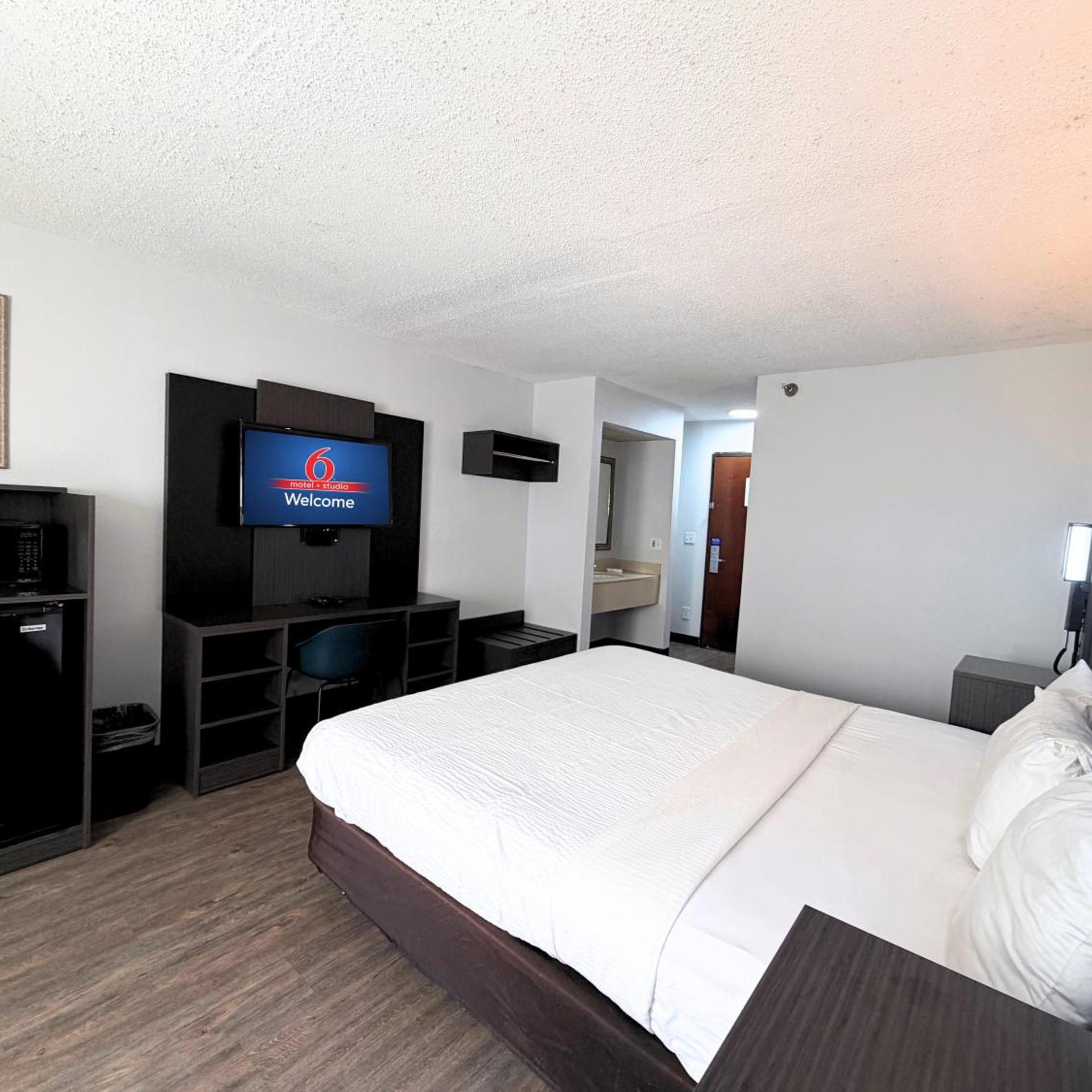 1 Queen Bed - Non-Smoking, Micfridge