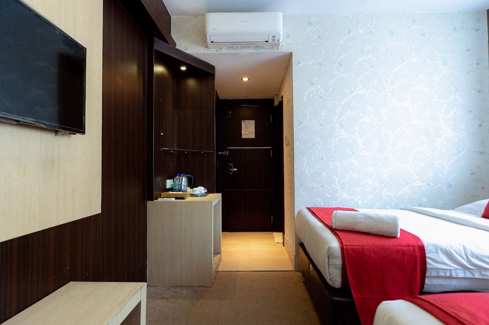 RedDoorz Premium near Grand Batam Mall 41/50
