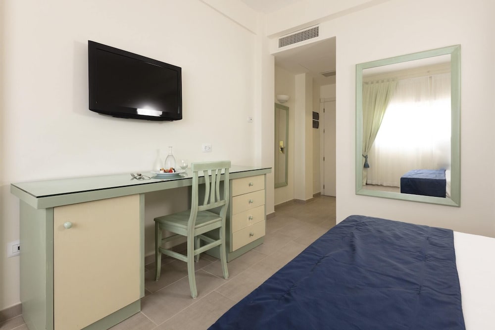 SUMMIT HOTEL 28/70