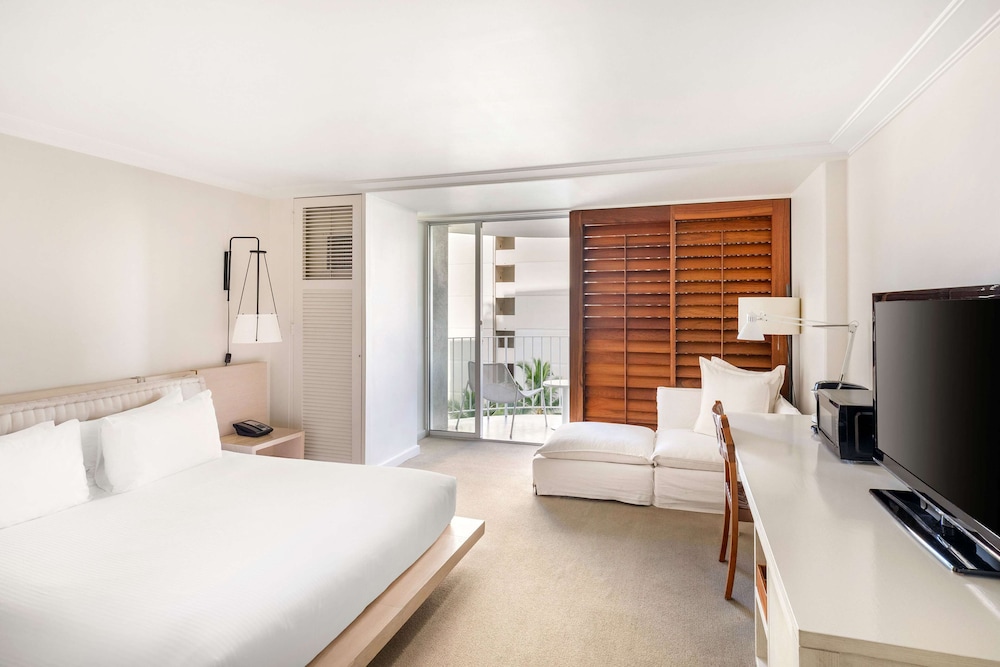 PREMIER, KING BED, PARTIAL OCEAN VIEW, ACCESSIBLE