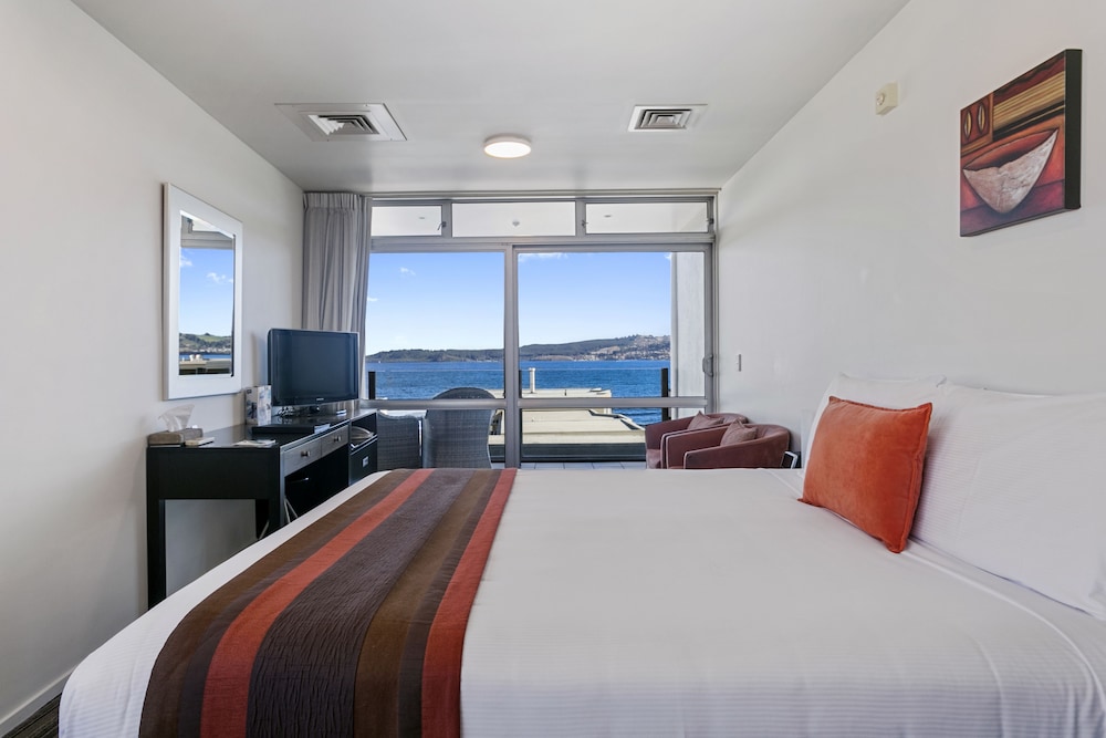 STUDIO, QUEEN BED, LAKE VIEW