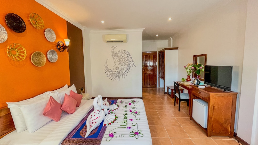 DELUXE, DOUBLE OR TWIN BED