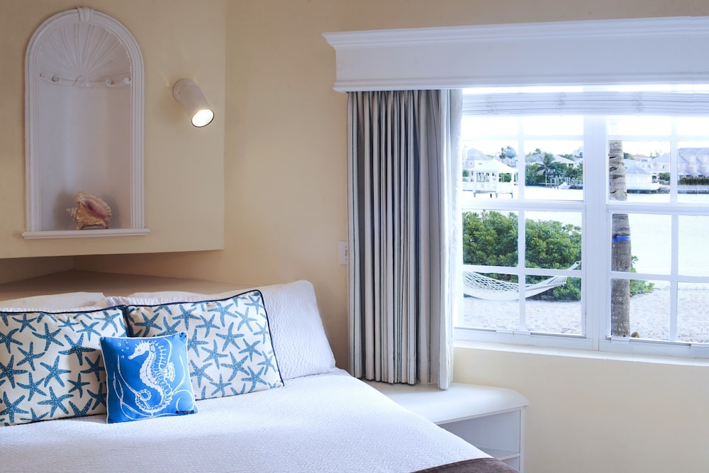 SUITE, KING BED, LAGOON VIEW, SOFA, KITCHEN