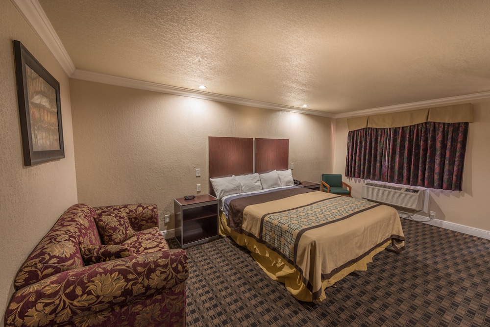 Edgewater Inn Reedley 7/31