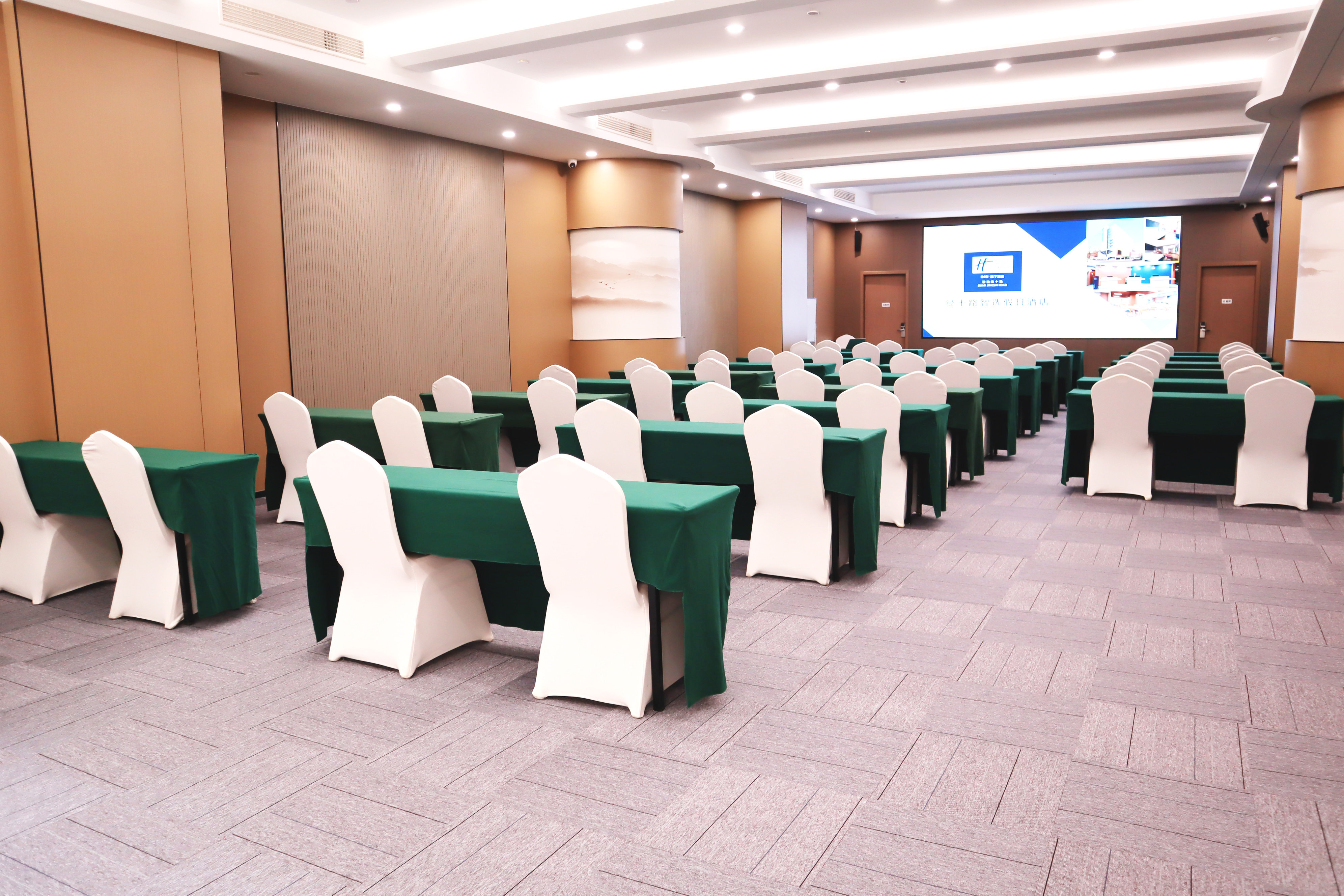Holiday Inn Express Jinan Jingshi Road 28/36