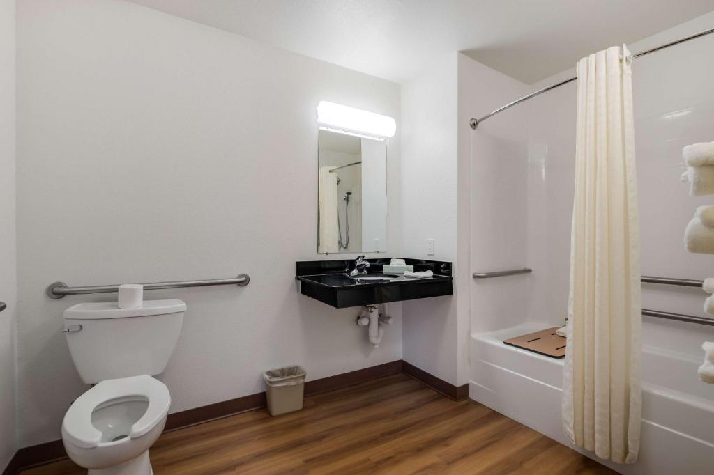 2 Queen Beds - Non-Smoking, Mini Fridge 10/10