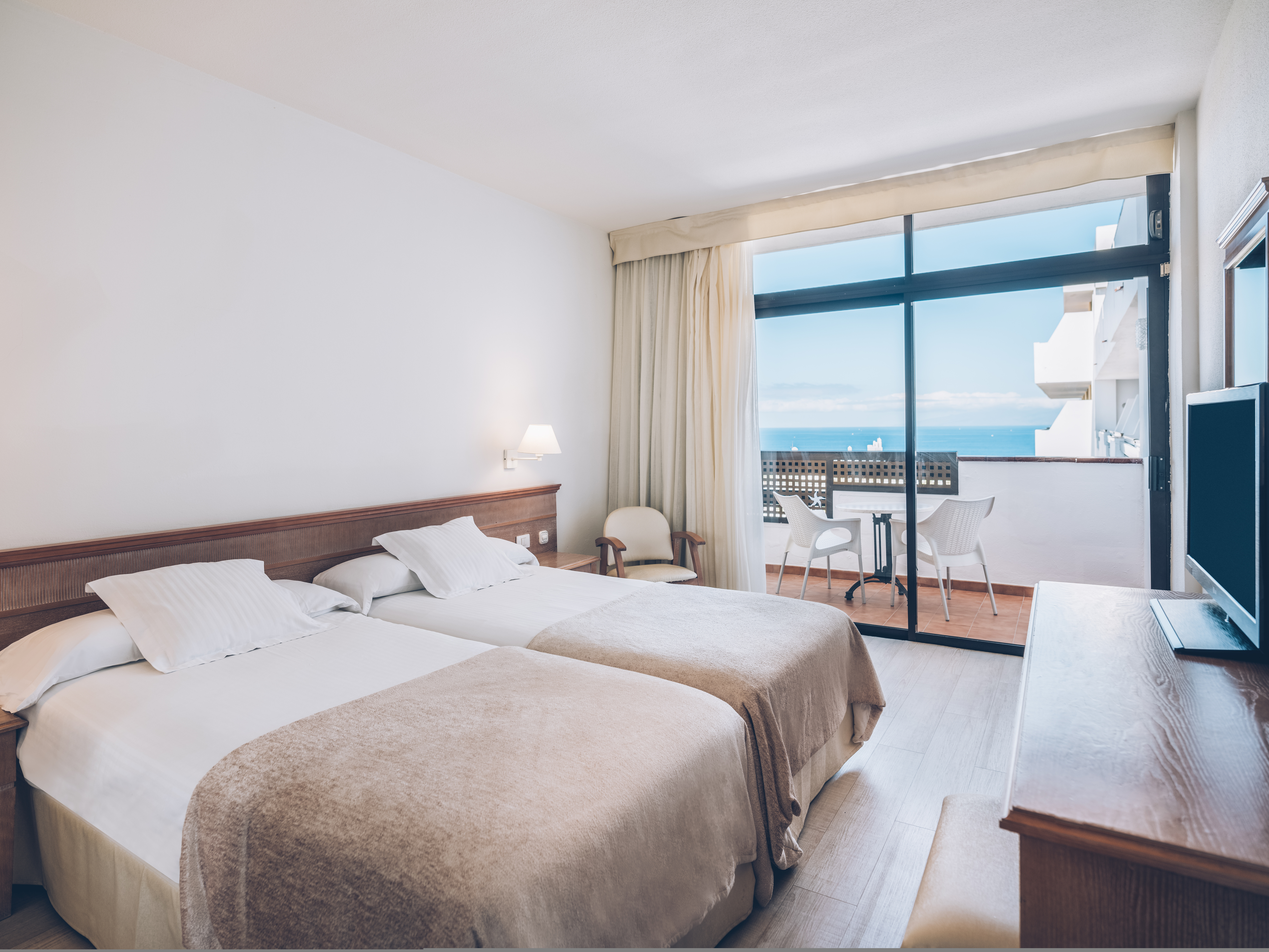 غرفة بسرير مزدوج بإطلالة على المسبح