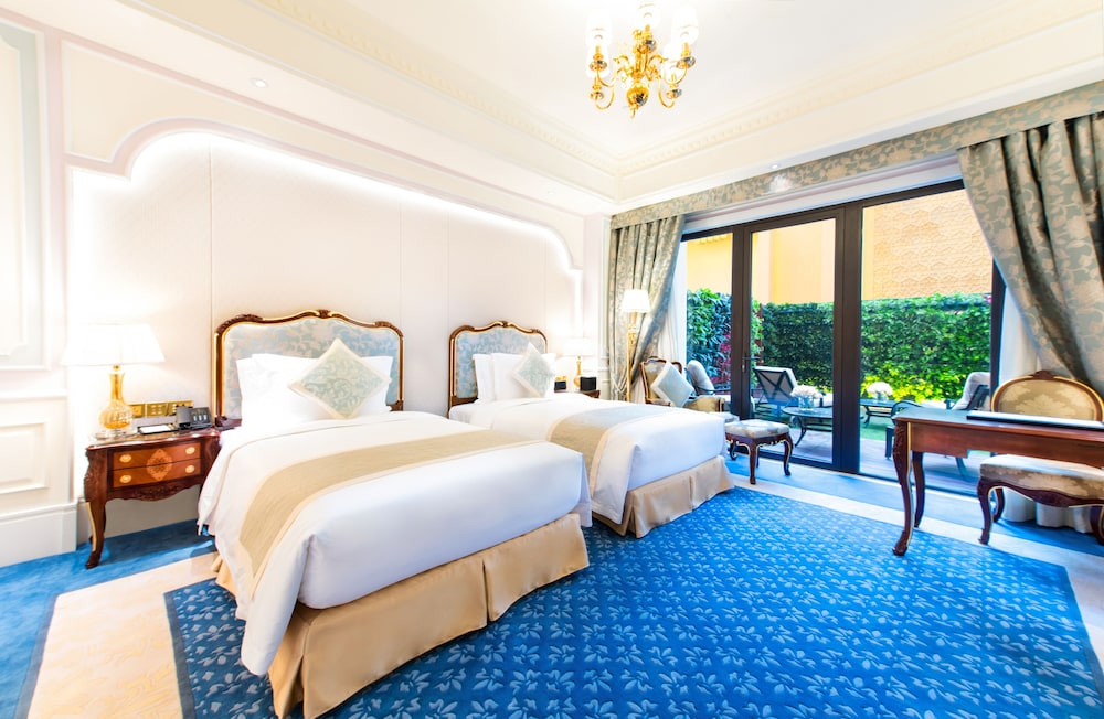 2 BEDROOMS, SUITE, PRIVATE GARDEN, BALCONY