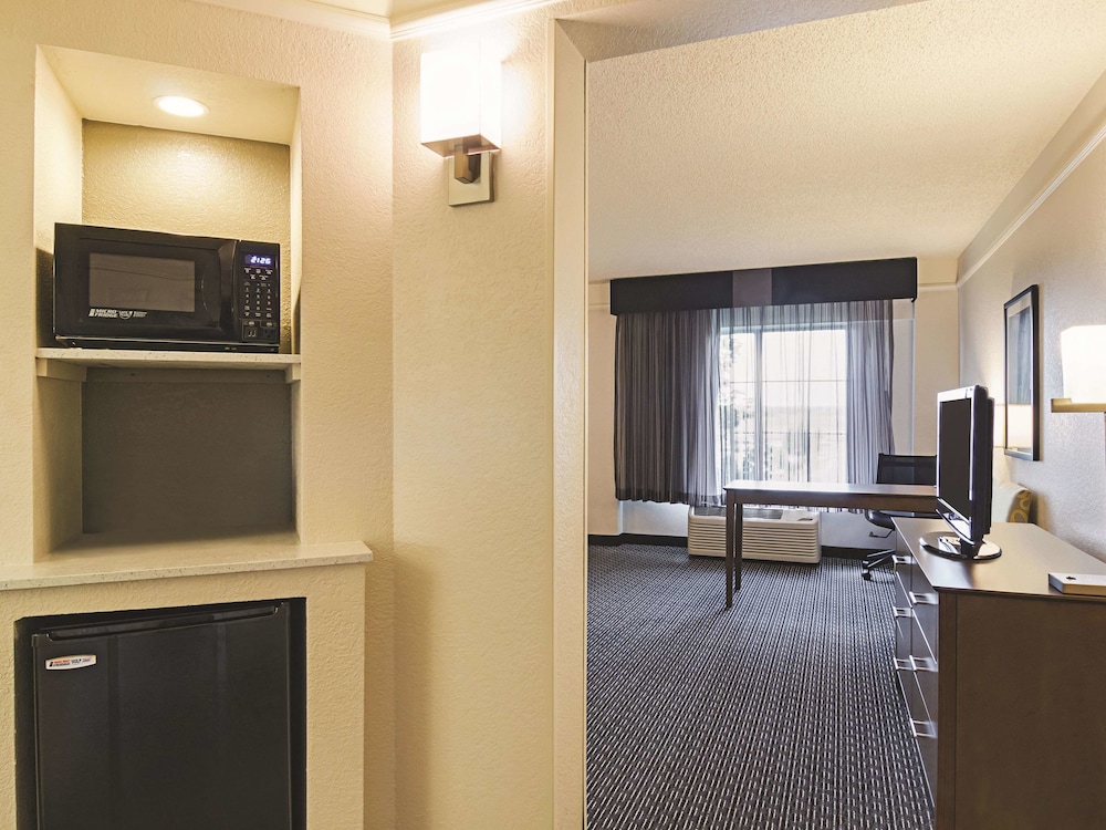 La Quinta Inn & Suites by Wyndham Denver Airport DIA 26/43