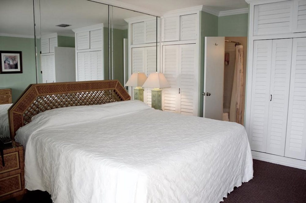 PALM BEACH WATERFRONT SUITES 17/67