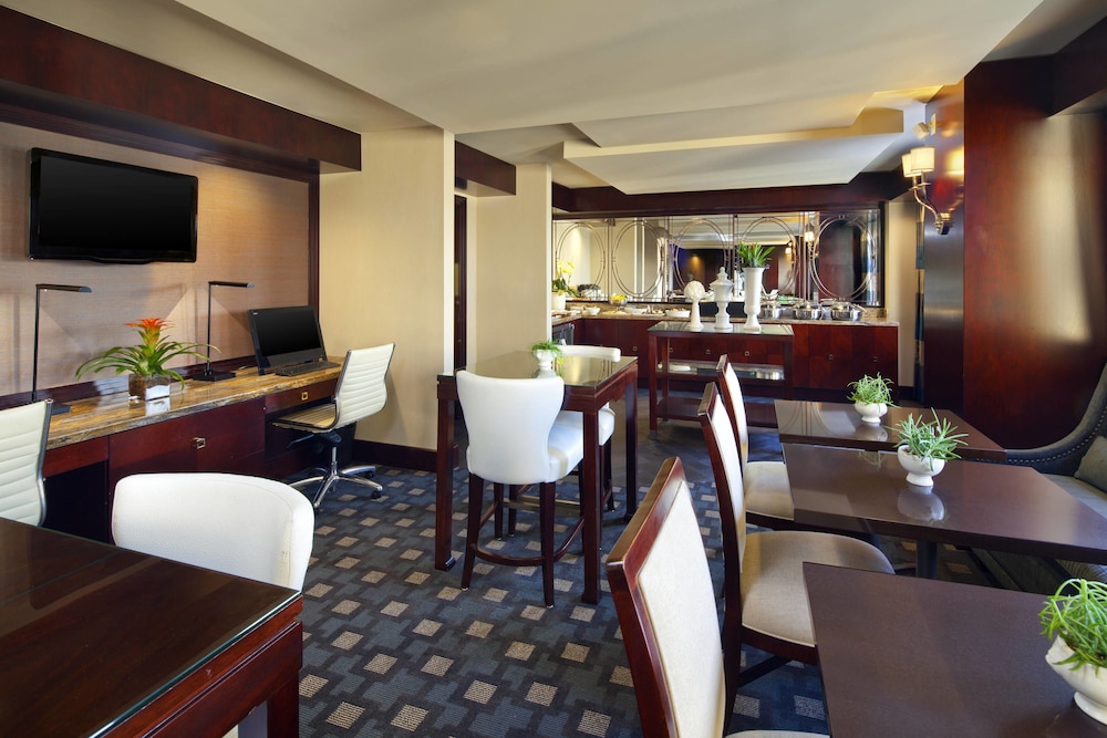 Sheraton Fairplex Hotel Conference Center 24/46