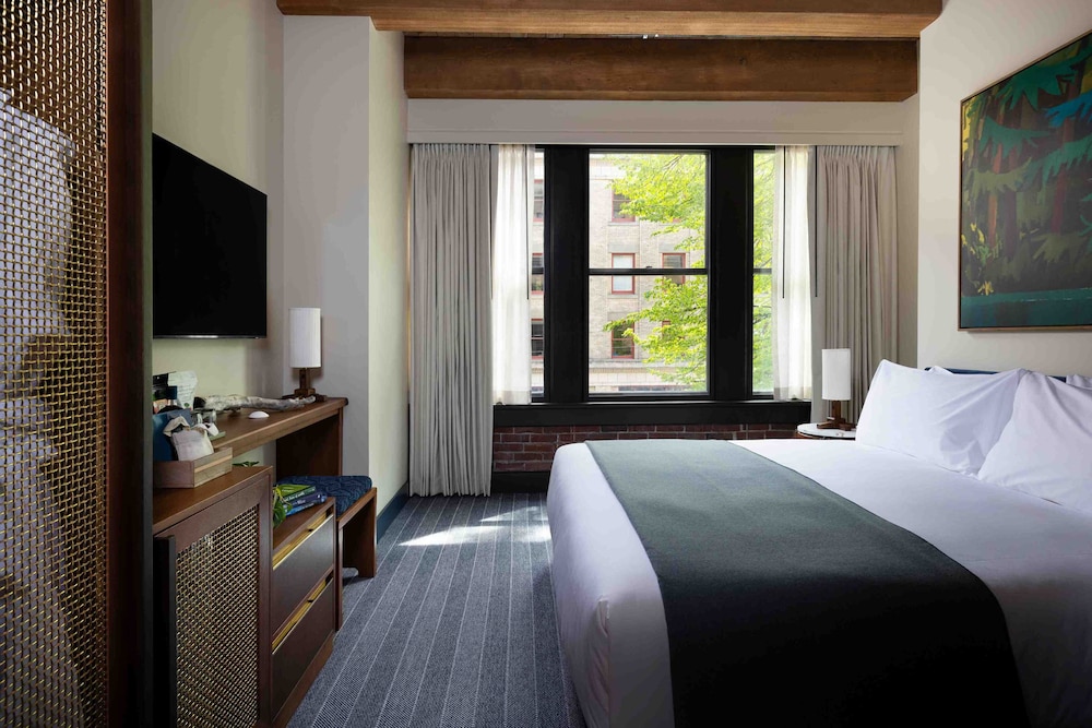 KING BED, ACCESSIBLE