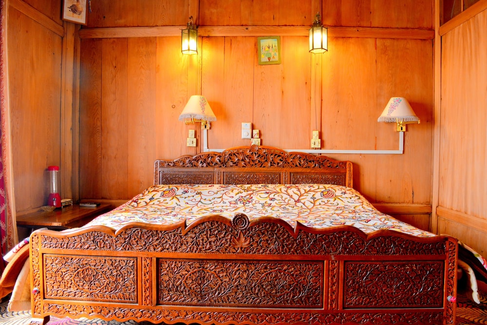 New Golden Flower Heritage Houseboat 8/22