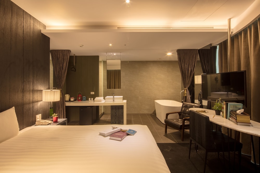 FINDERS HOTEL 41/50