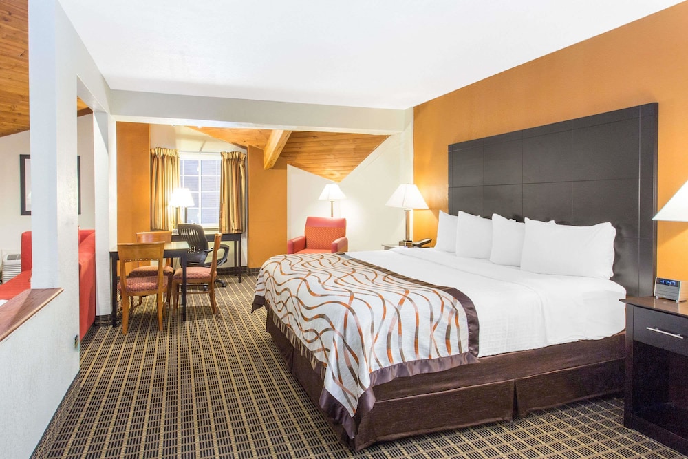 Baymont By Wyndham Muskegon 22/49
