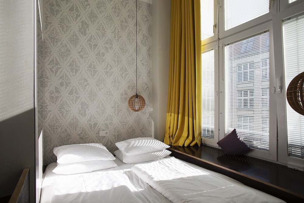 COZY, SINGLE BED