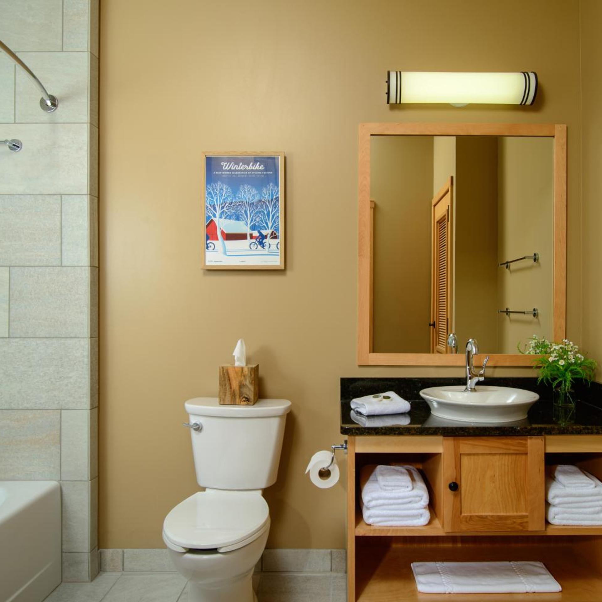 غرفة قياسية بسرير مزدوج، Burke Mountain Hotel and Conference Center 2/2