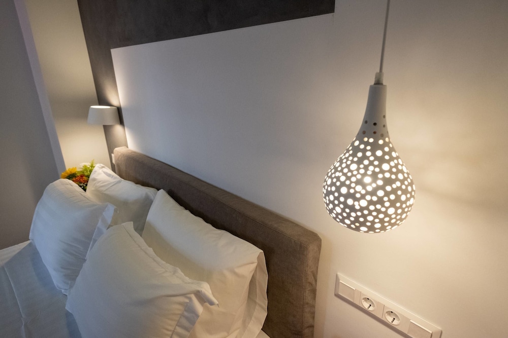 Athenian Yard Suites 22/50