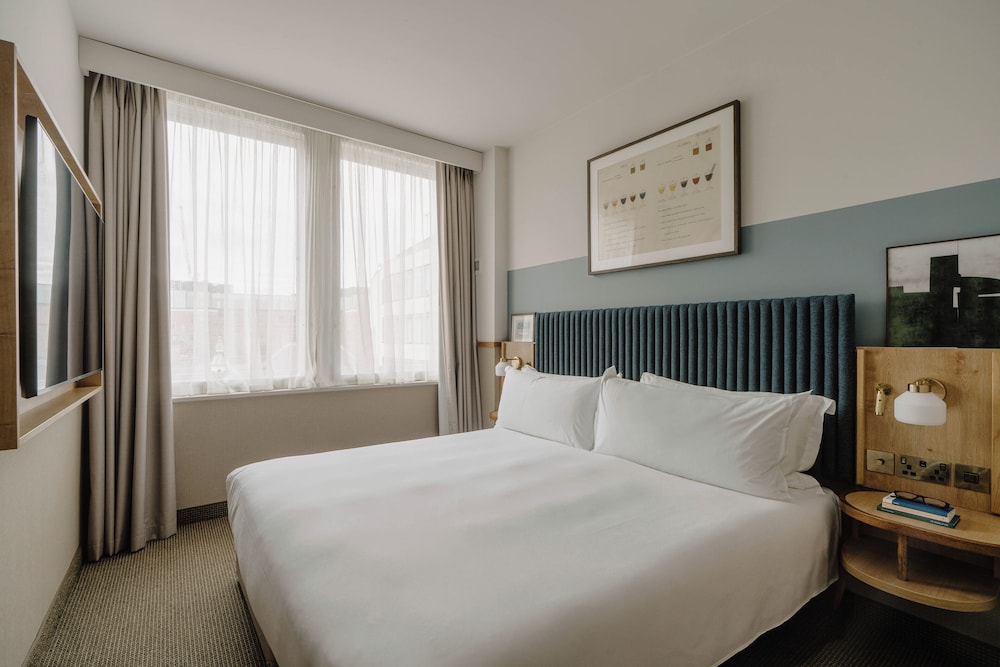 1 BEDROOM, SUITE, KITCHENETTE