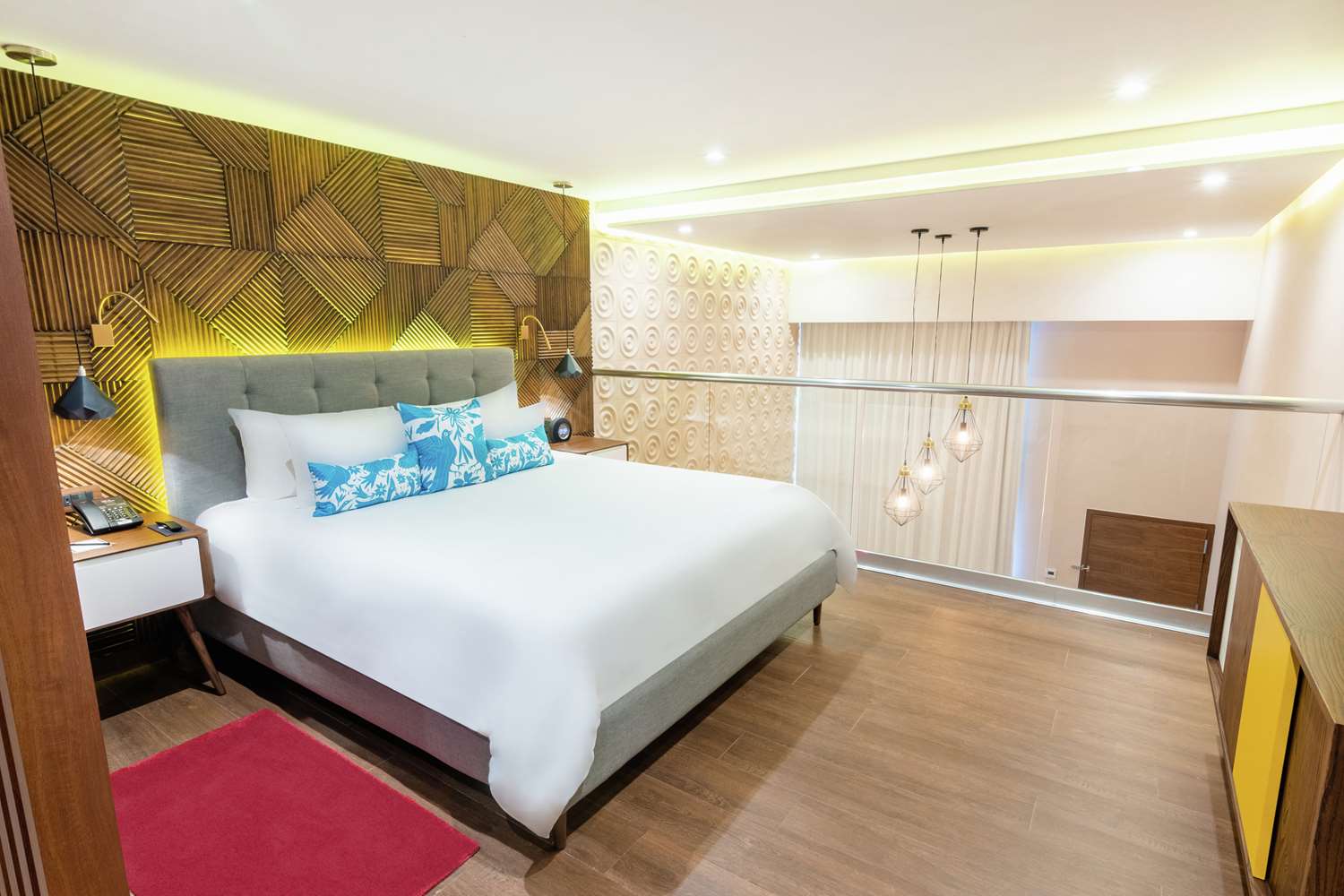 Mezzanine, King Bed