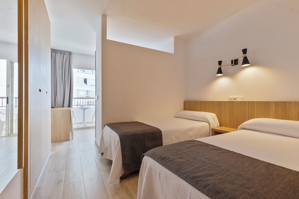 STUDIO, TWIN BEDS