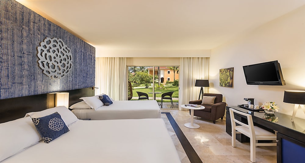 Junior, Double or Twin Bed, Garden View