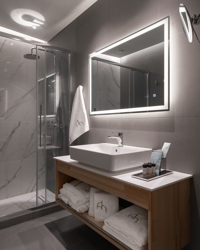 Athens Hill Luxury Apartments 62/64