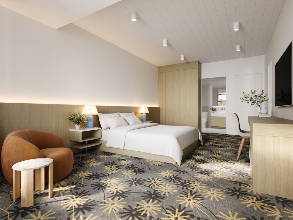 Studio, King Bed, Side Ocean View