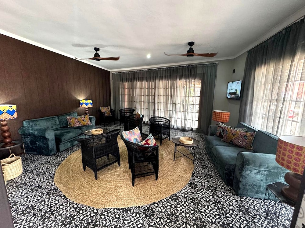 Elephant Springs Hotel &amp; Cabanas 60/80