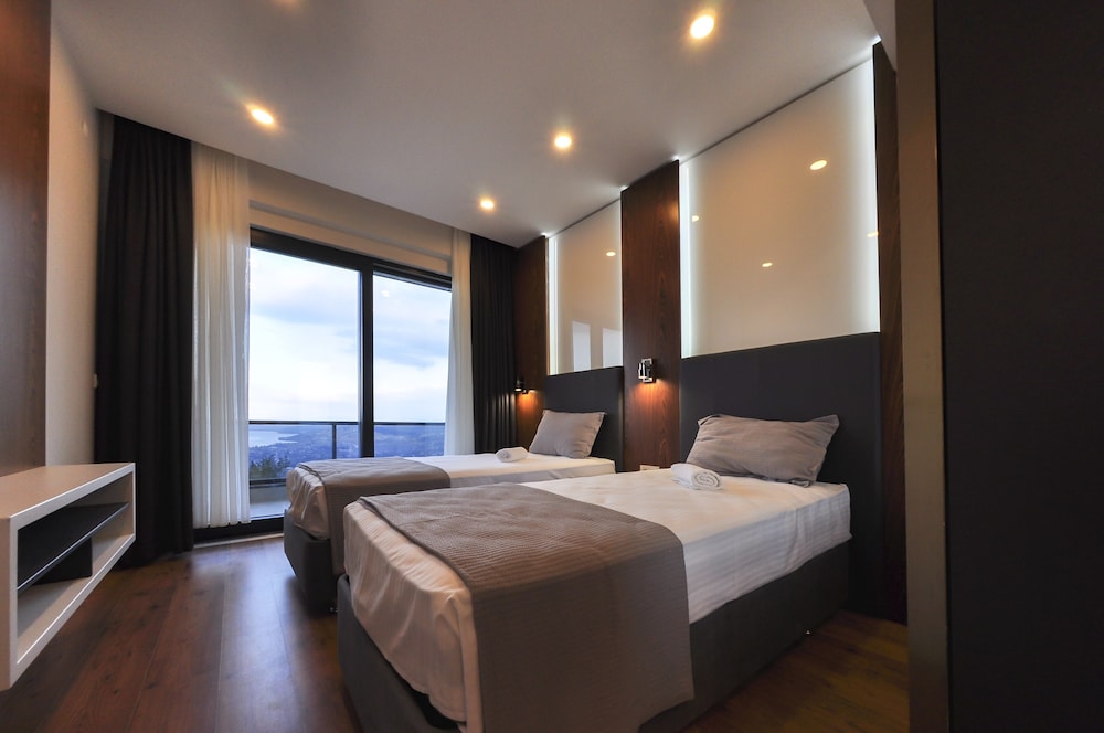 Villa, Double and Twin Beds, Lake View, with Pool