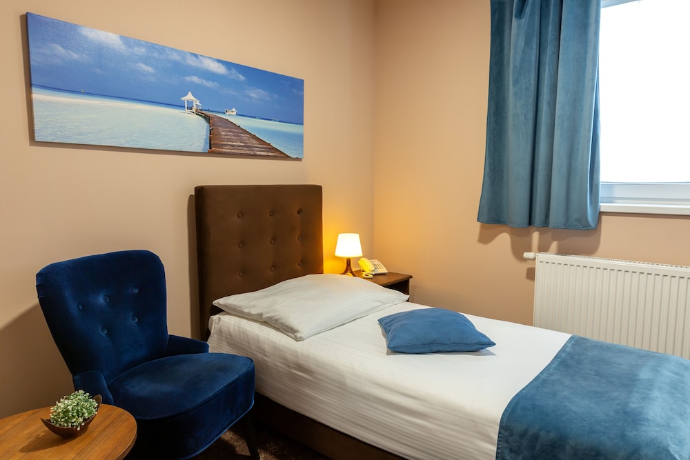 Max Inn Hotel 8/50